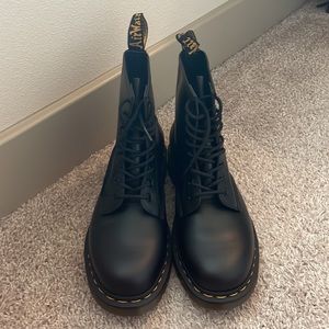 Dr. Martens airwaves, black, mens size 10, ladies size 11